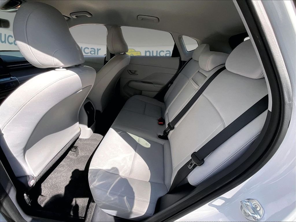 Used 2025 Atlas White Hyundai SEL image 15