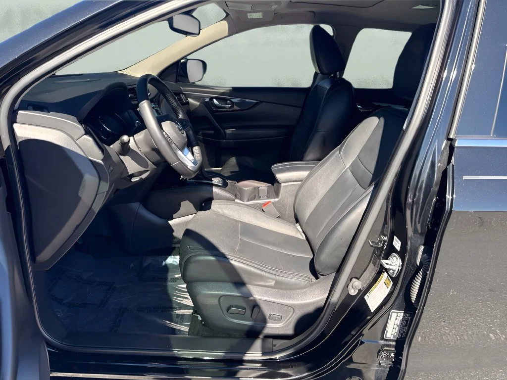 Used 2019 Black Nissan SL image 9