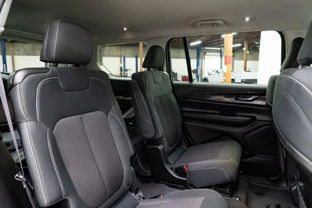 Used 2023 Diamond Black Crystal Pearlcoat Jeep Laredo image 28