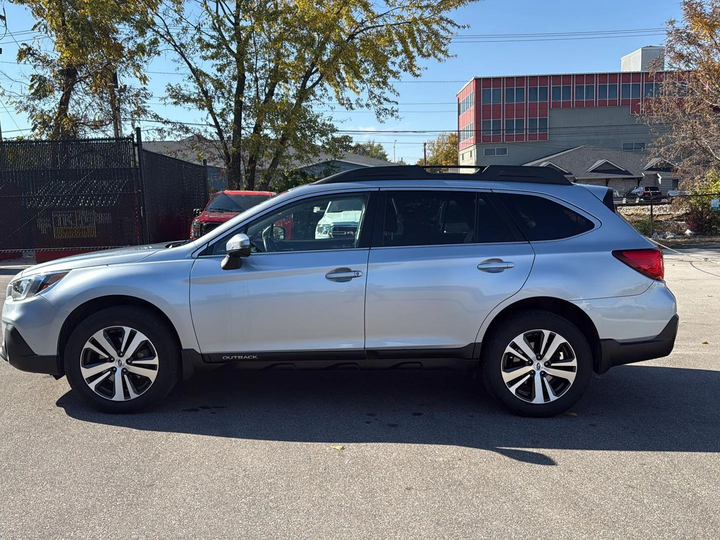 Used 2019 Ice Silver Metallic Subaru Limited image 6