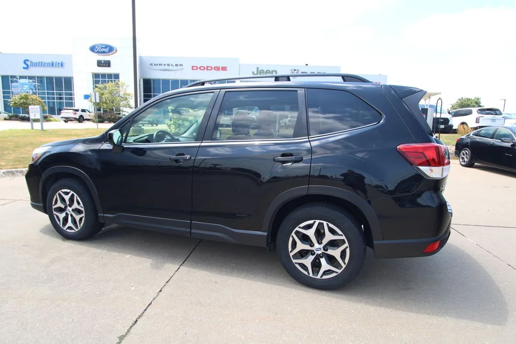 Used 2021  Subaru Premium image 15
