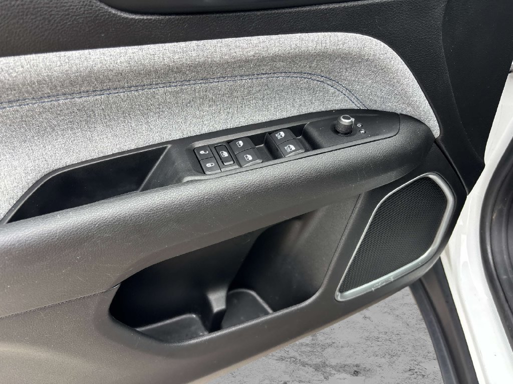 Used 2022 White Jeep Latitude image 19