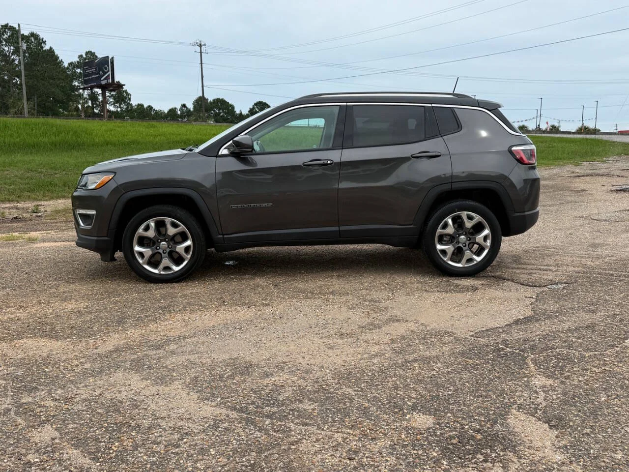 Used 2019 Charcoal Jeep Limited 4x4 4dr SUV image 2