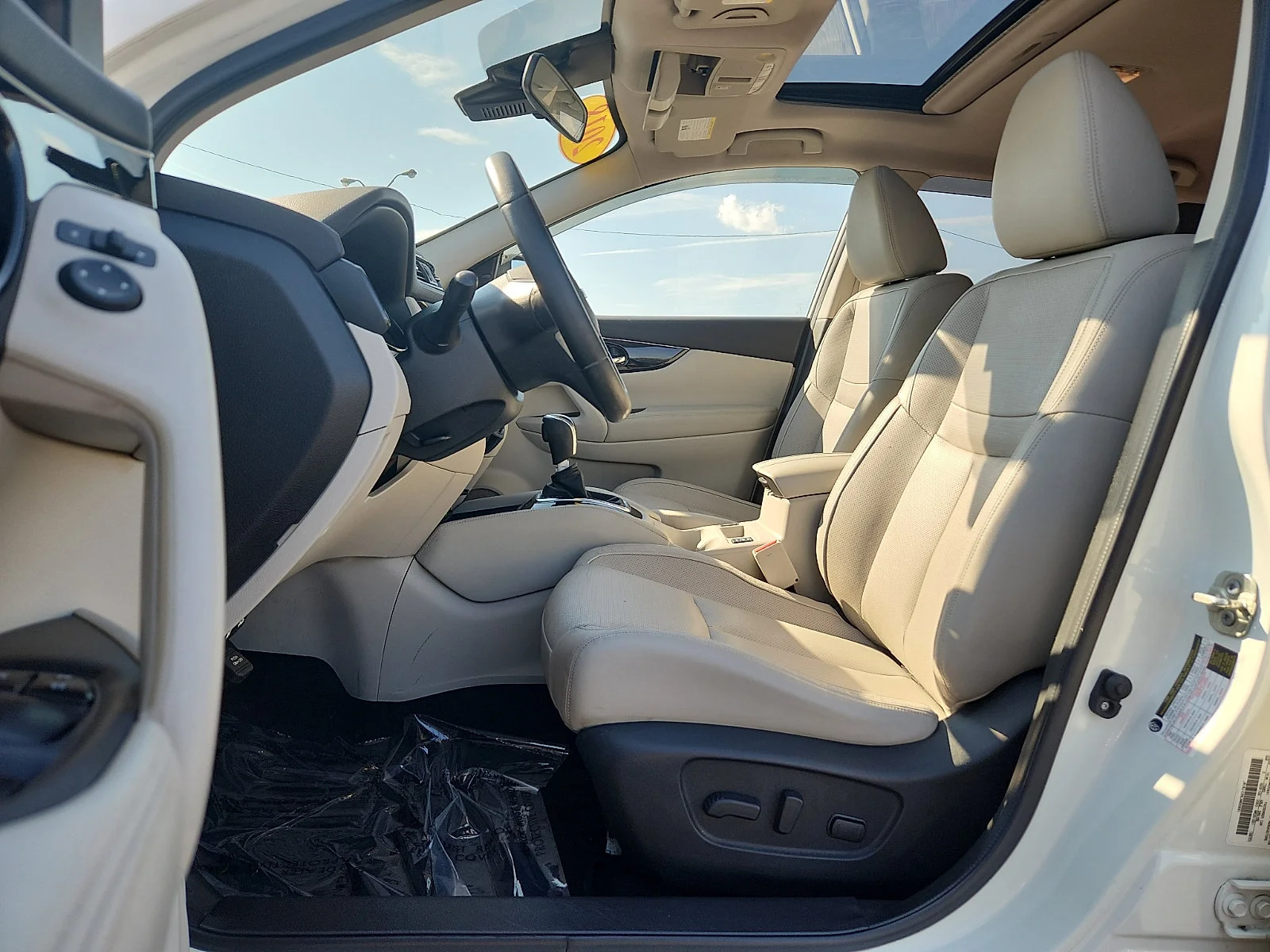 Used 2018 White Nissan SL image 13