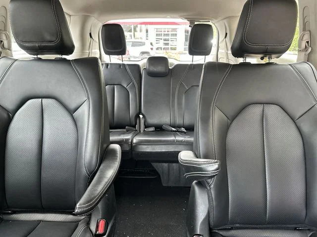 Used 2024 White Chrysler Select image 27