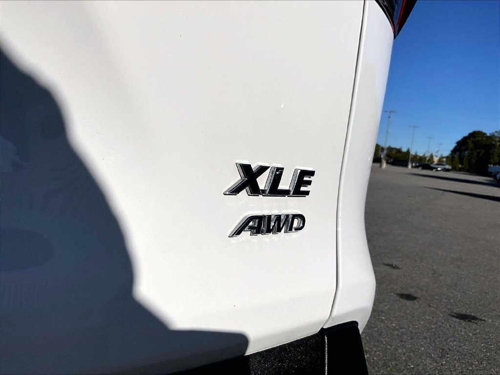 Used 2025 White Toyota XLE image 29