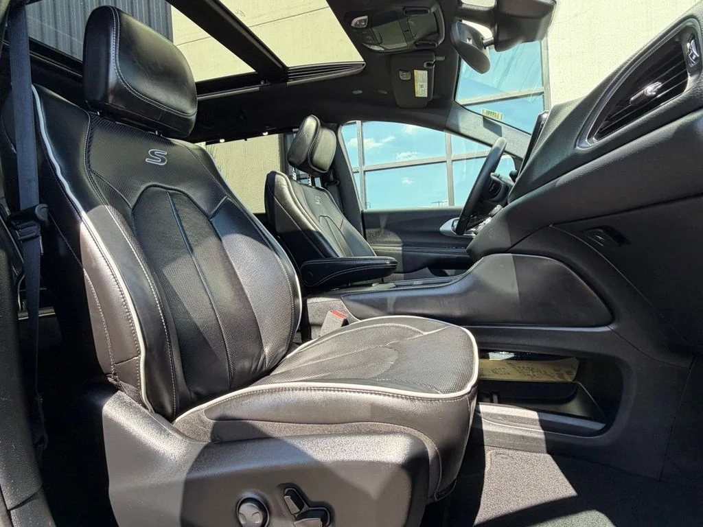 Used 2025 Black Chrysler Limited image 21