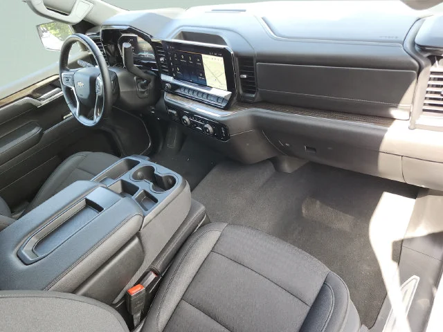 Used 2025 White Chevrolet LT image 17