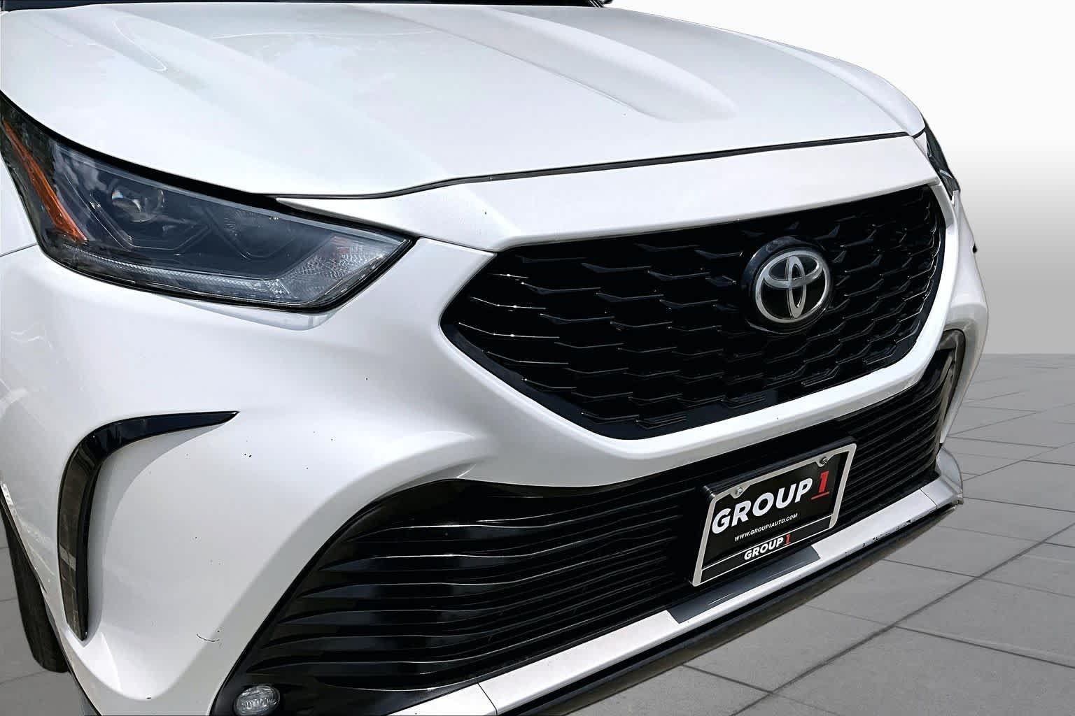 Used 2023 Wind Chill Pearl Toyota XSE image 28
