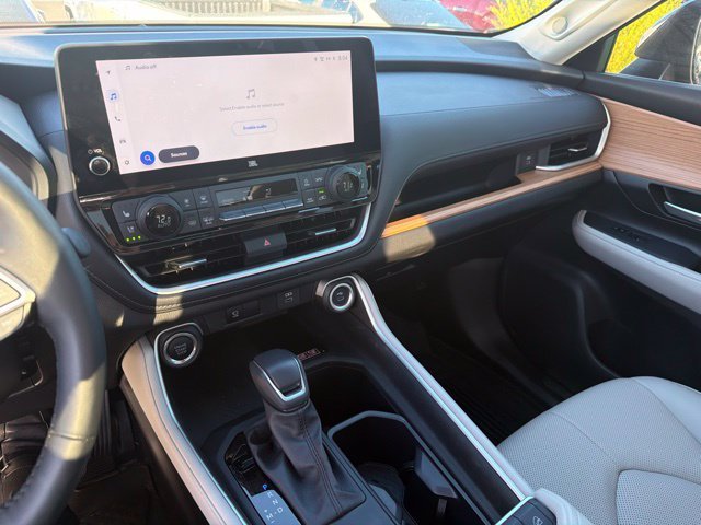 Used 2025  Toyota Platinum image 15