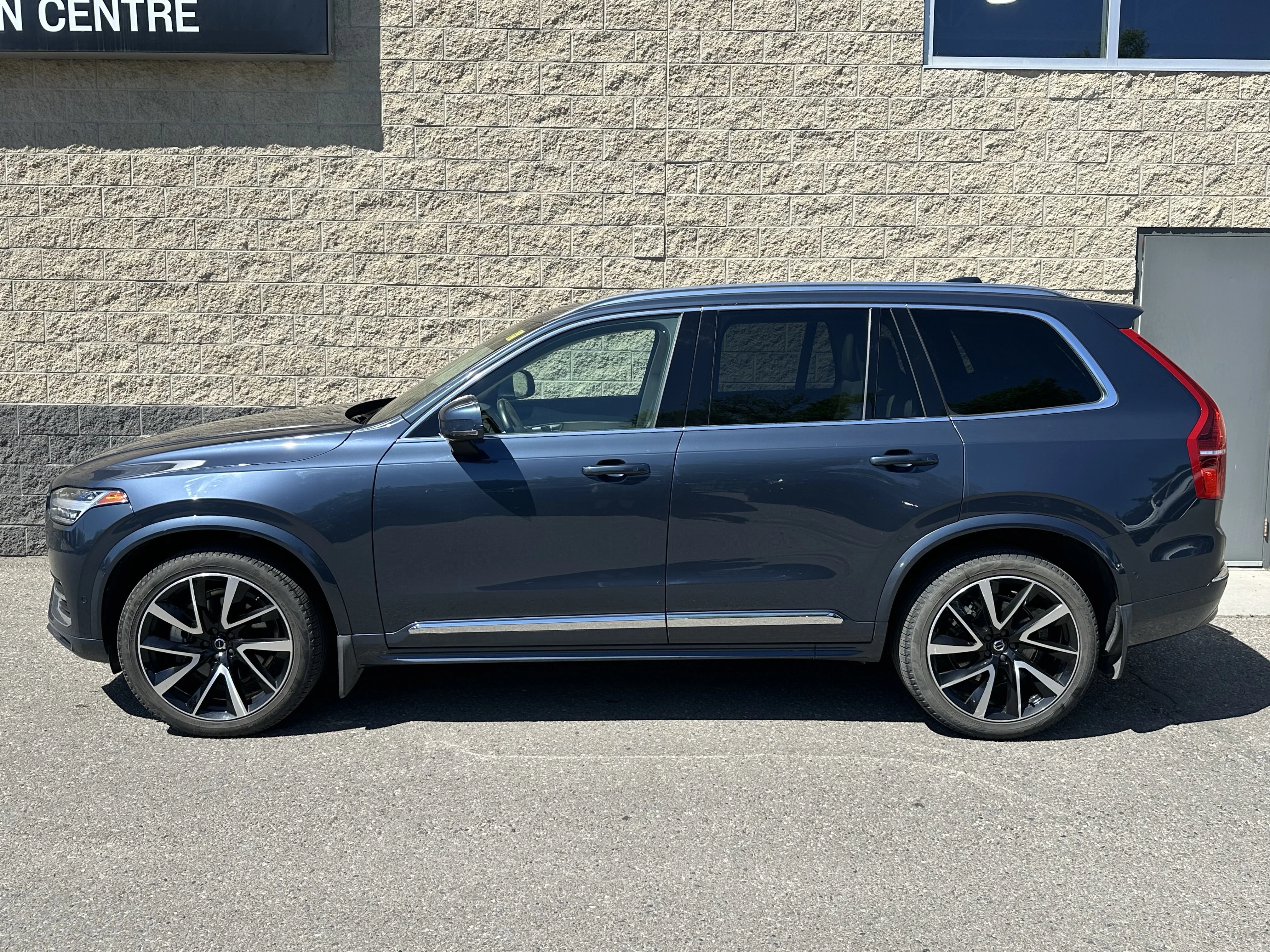 Certified Used 2024  Volvo Plus Bright Theme image 3