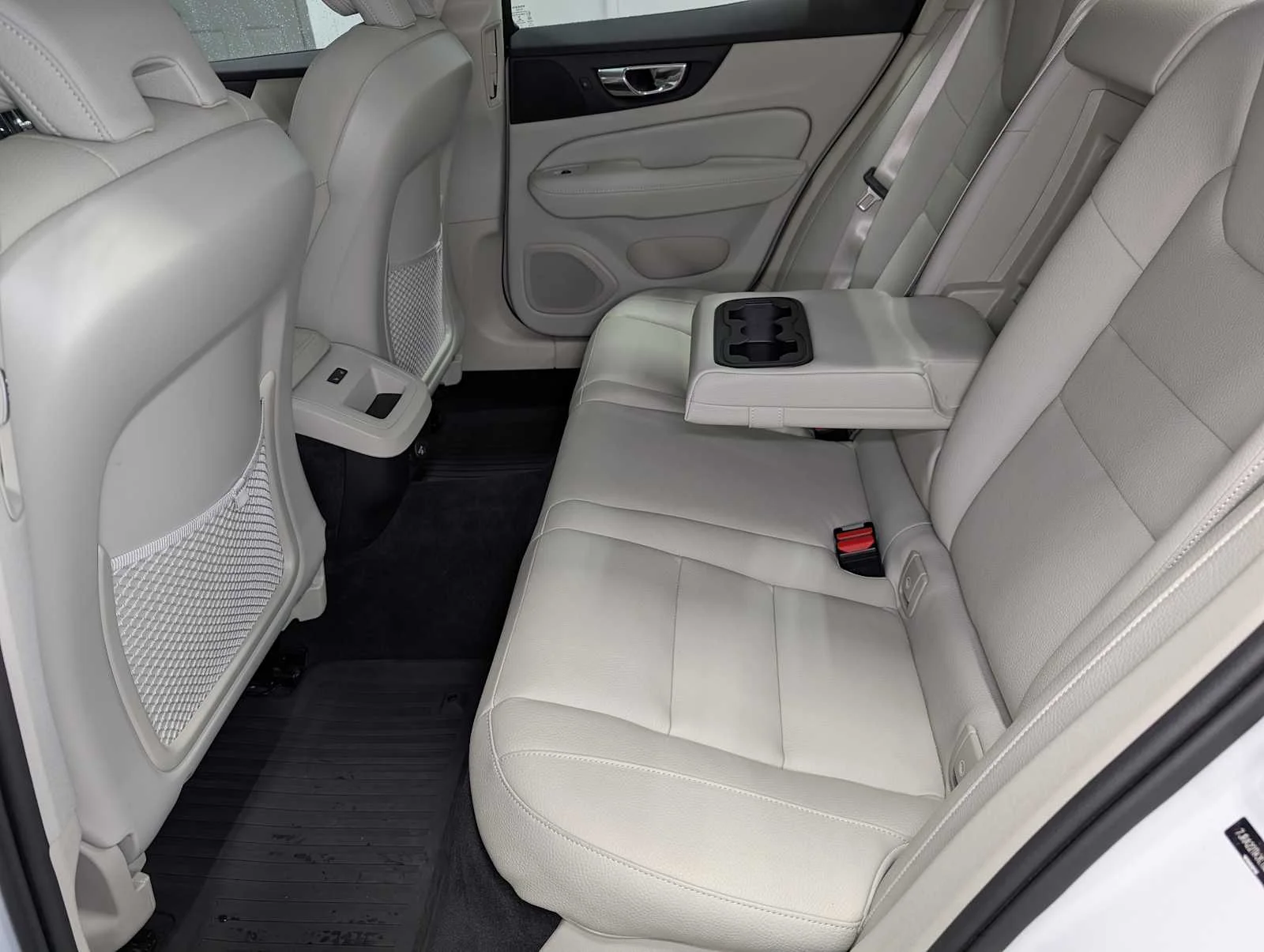 Used 2020  Volvo Momentum image 23