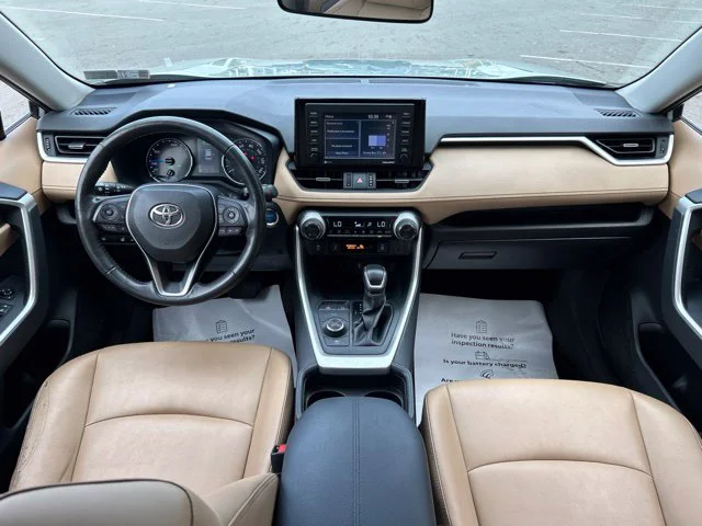 Used 2021  Toyota XLE Premium image 39