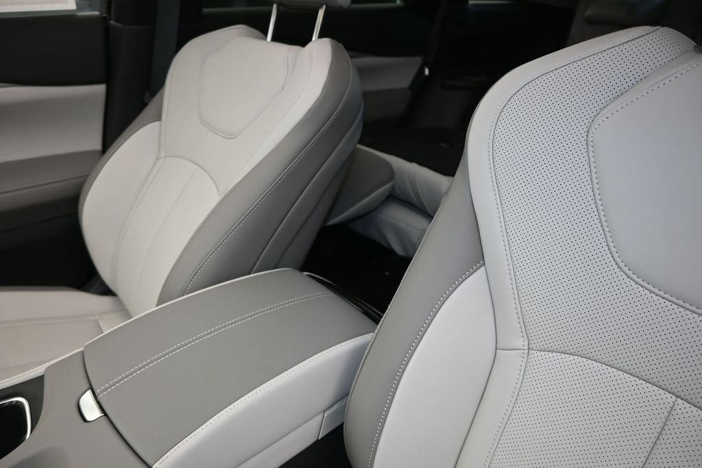 New 2027 RADIANT WHITE INFINITI Luxe FWD image 14