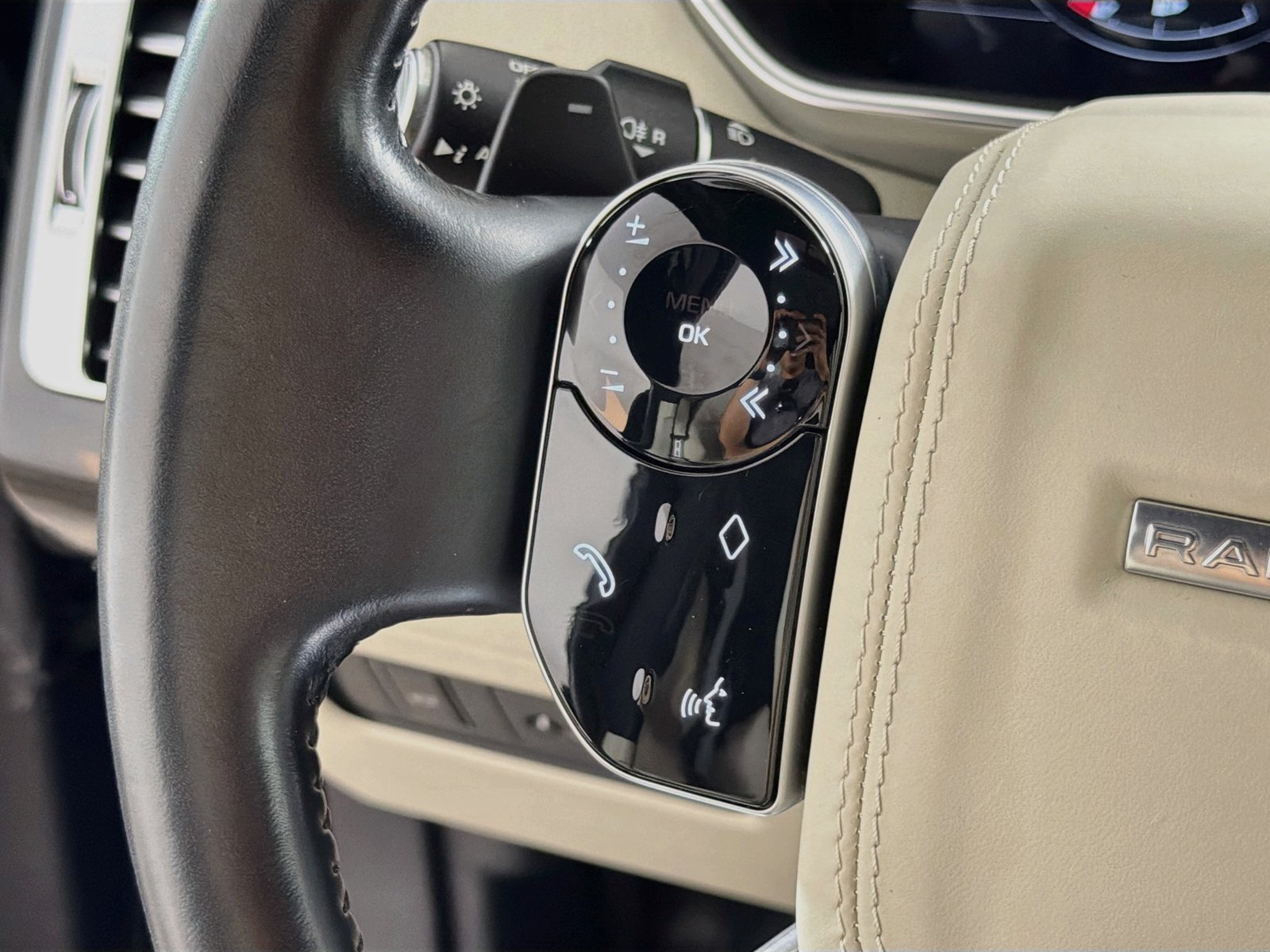 Used 2022 Portofino Blue Metallic Land Rover  image 12