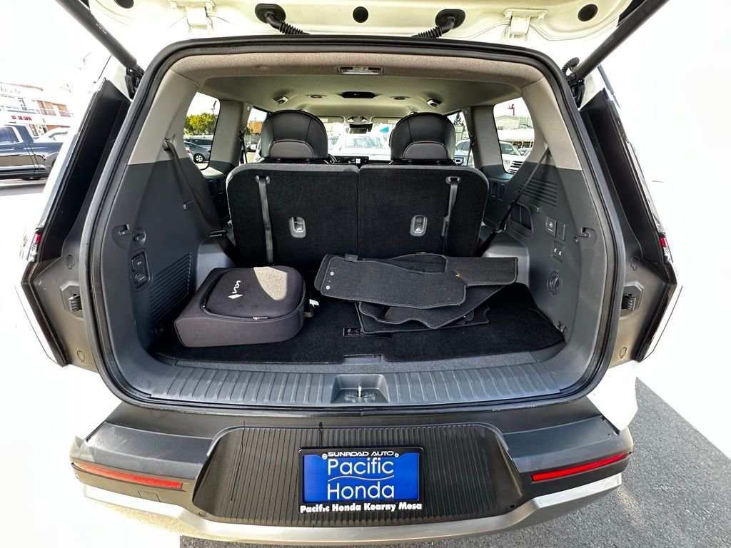 Used 2024 Snow White Pearl Kia Light Long Range image 10