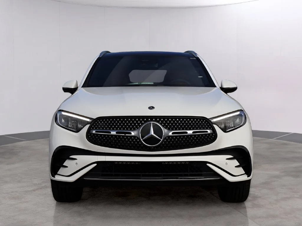 New 2027 White Mercedes-Benz GLC 300 image 2
