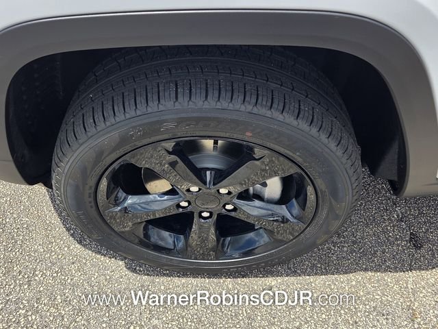 New 2026 Bright White Clear-Coat Exterior Paint Jeep Limited image 18