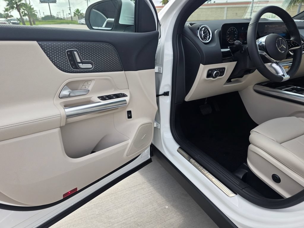 New 2026 Polar White Mercedes-Benz GLA 250 image 37