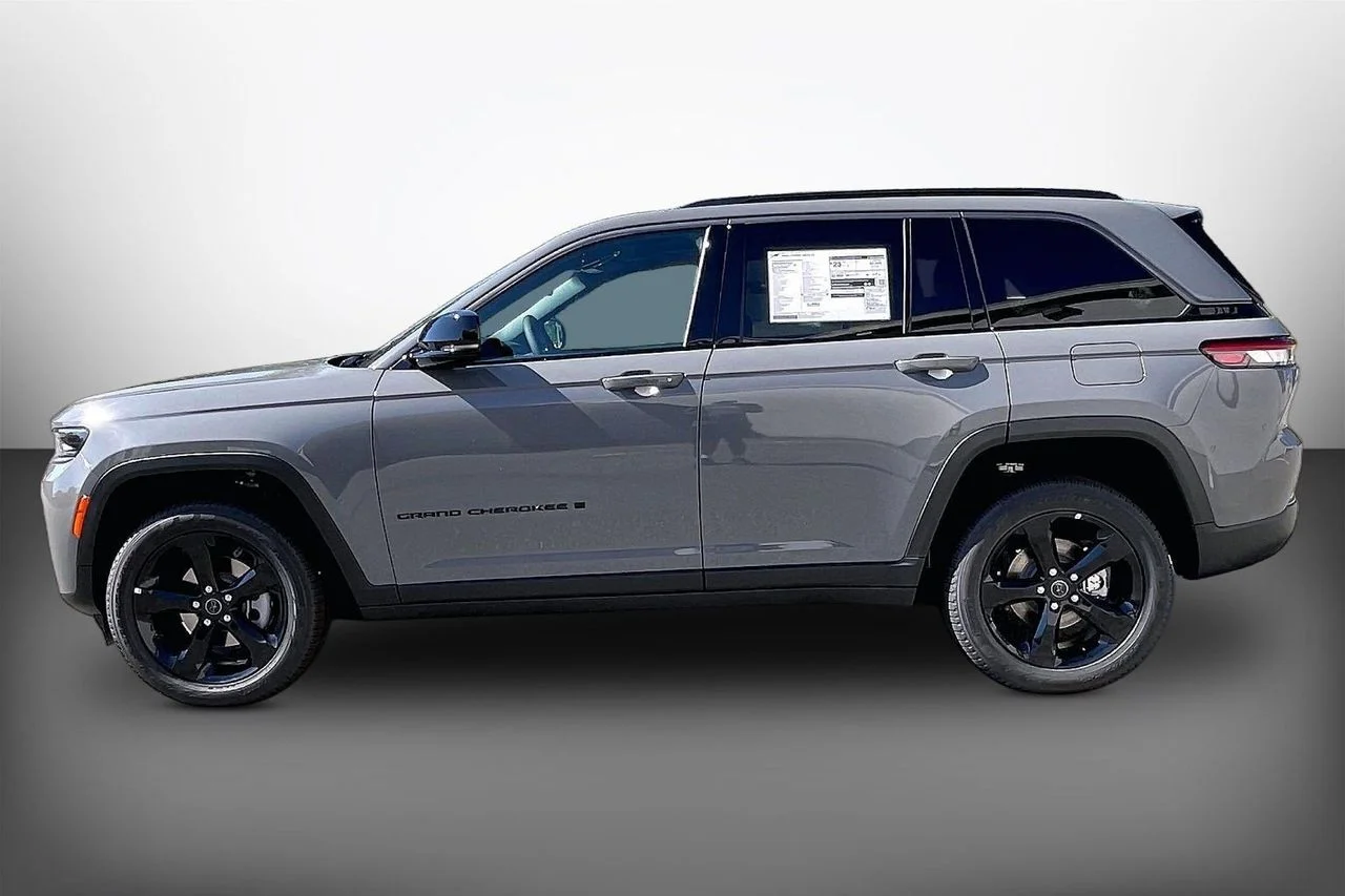 New 2027 Sting-Gray Clear-Coat Paint Jeep Limited image 5