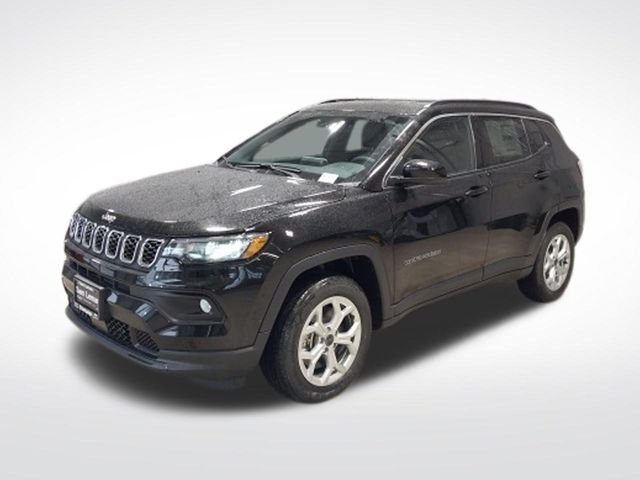 New 2026 Diamond Black Crystal Pearl-Coat Exterior Paint Jeep Latitude image 7