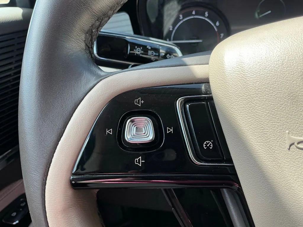 Used 2021 White Lincoln Standard image 35