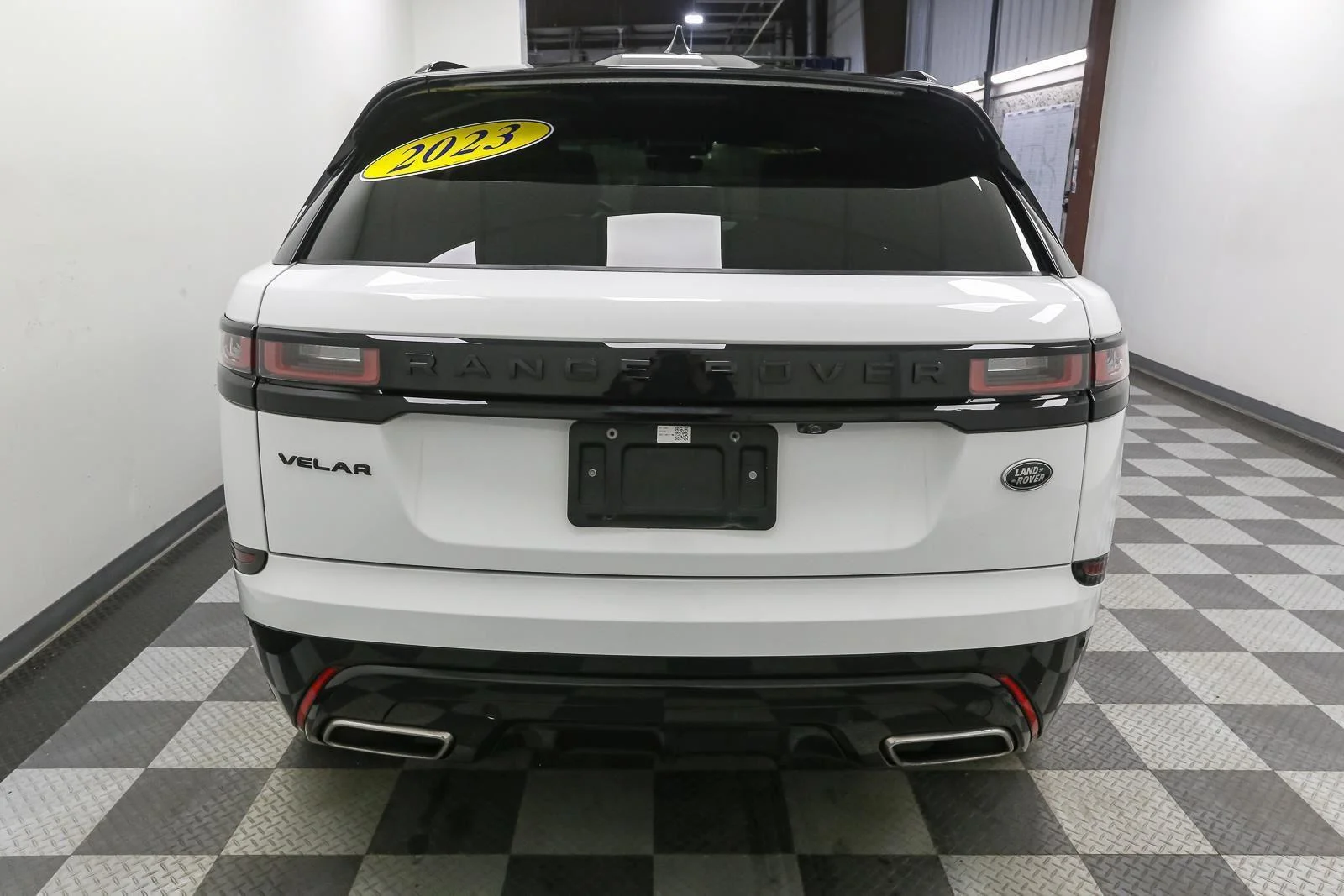 Used 2023 Fuji White Land Rover R-Dynamic S image 12