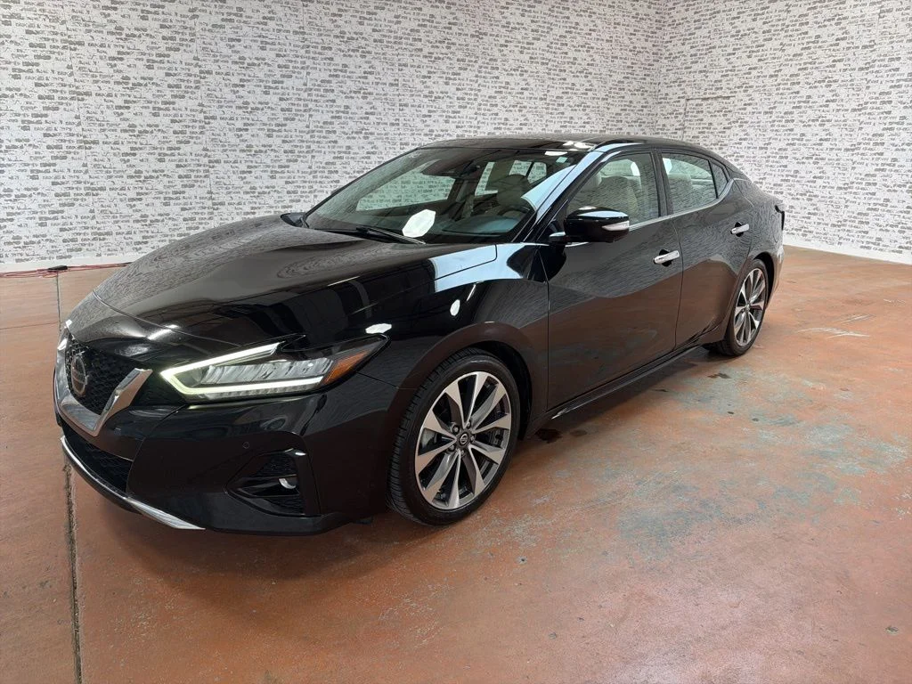 Used 2022 Black Nissan Platinum image 3