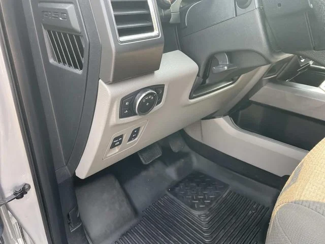 Used 2015 Silver Ford XLT image 27