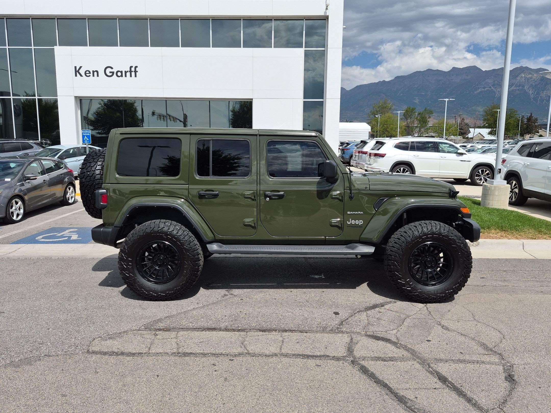 Used 2022 Sarge Green Clearcoat Jeep Unlimited Sahara image 2