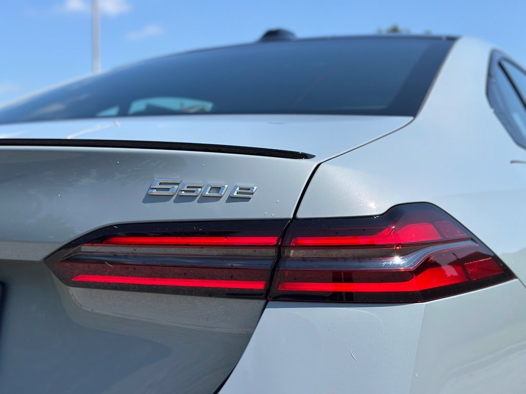 New 2027 Brooklyn Grey Metallic BMW 550e xDrive image 11