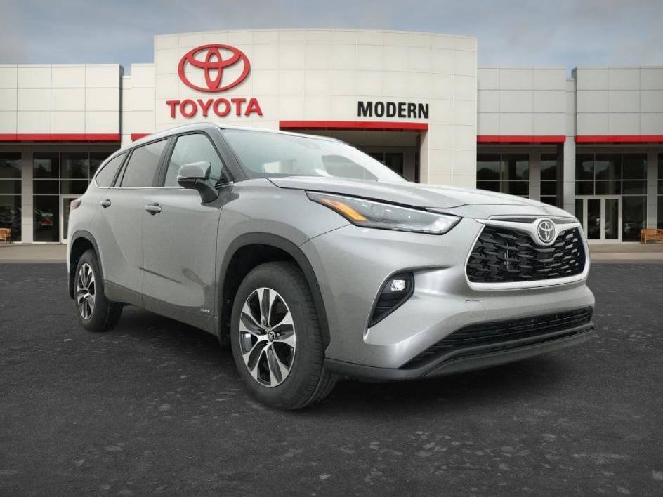 New 2026 Heavy Metallic Toyota Hybrid XLE image 8