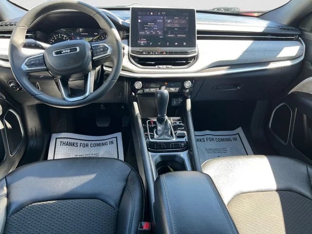 Used 2024  Jeep Latitude image 10