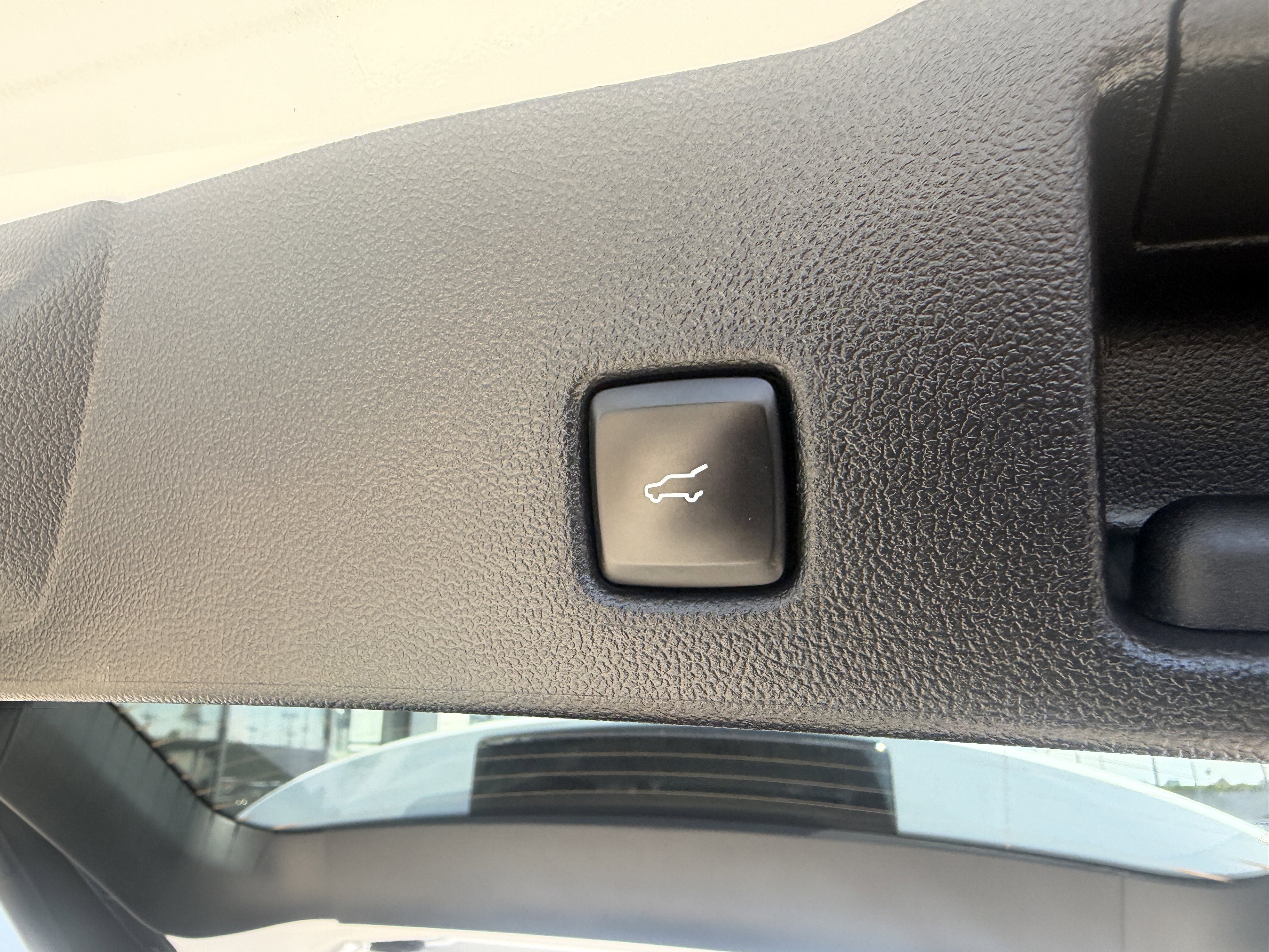 Used 2021 Oxford White Ford SE image 12
