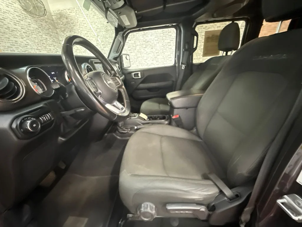 Used 2020 Granite Crystal Metallic Clearcoat Jeep Unlimited Sahara image 24