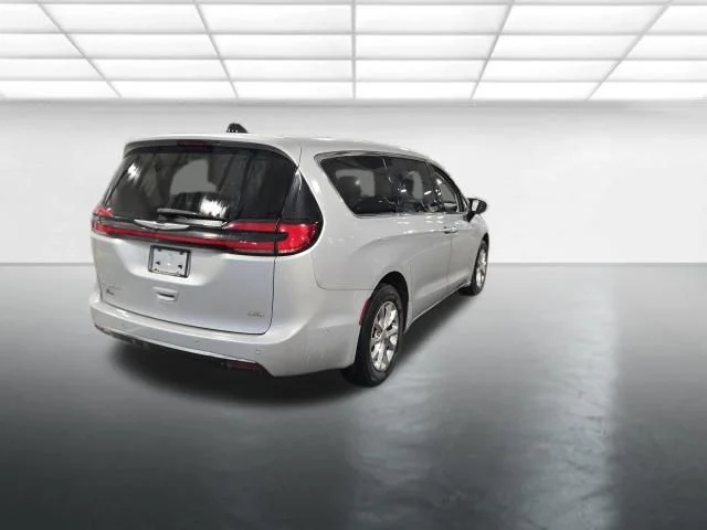 Used 2023 Silver Chrysler Touring L image 4