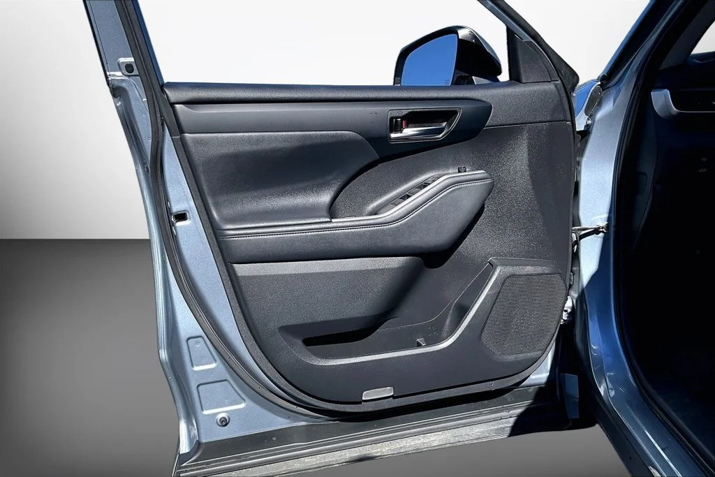 Used 2021 Silver Toyota XLE image 23