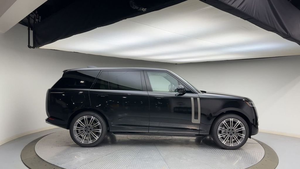 Used 2025  Land Rover SE image 9