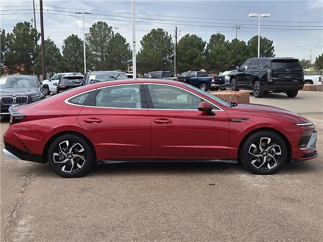 Used 2025 Ultimate Red Hyundai SEL Front-Wheel Drive image 4