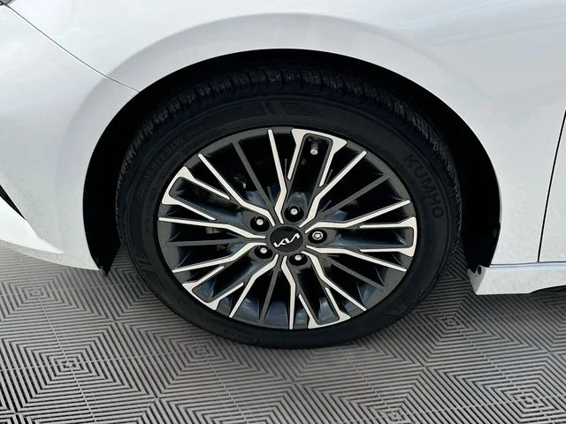 Used 2023 White Kia GT-Line image 31