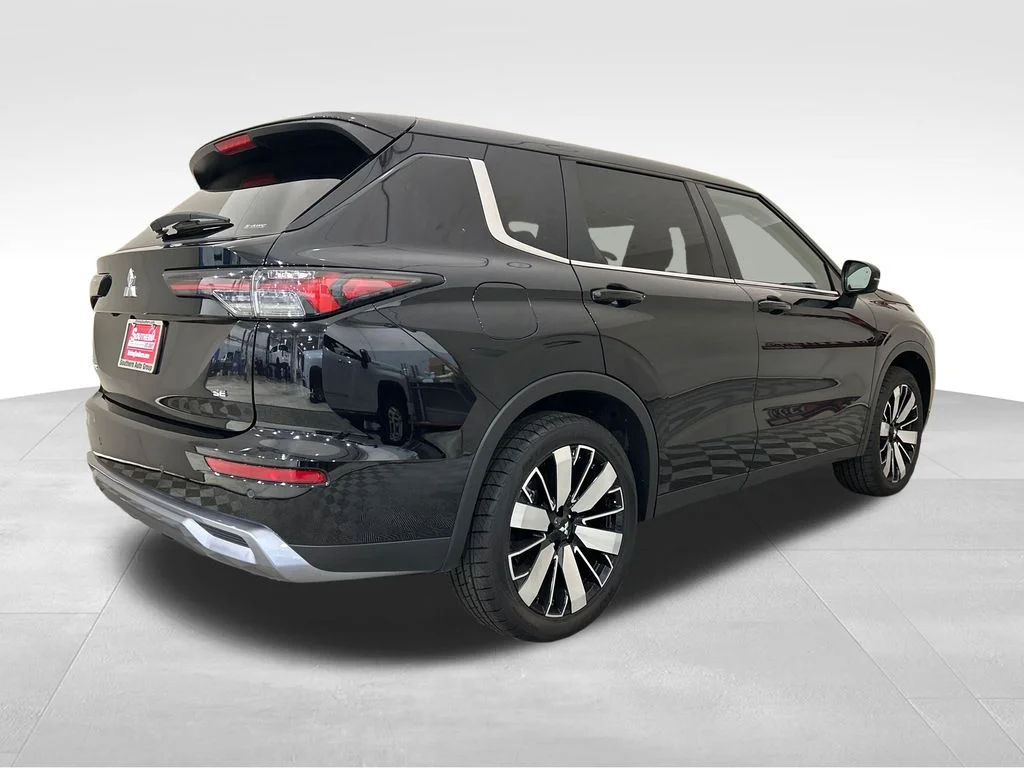 Used 2025 Black Mitsubishi SE image 5