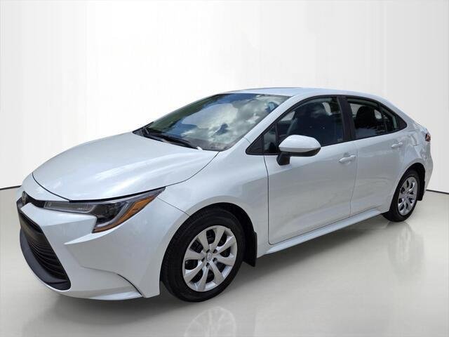 Used 2026 Wind Chill Pearl Toyota LE image 9