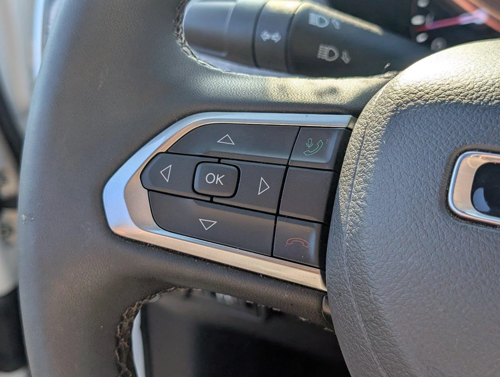 Used 2025 Bright White Clearcoat Jeep Latitude image 29