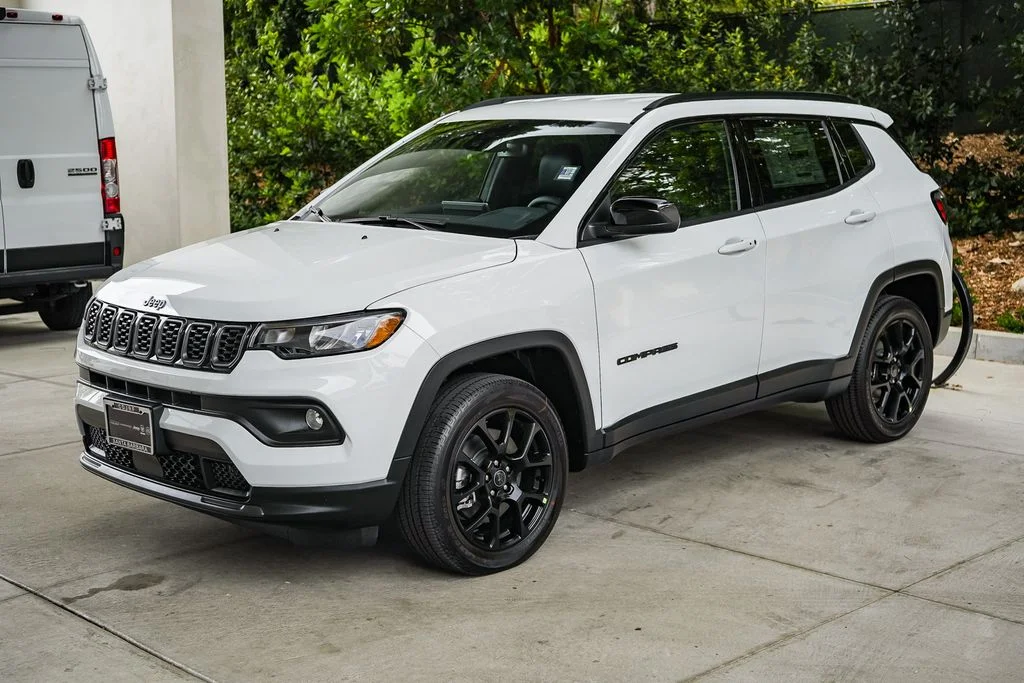 New 2026 Bright White Clear-Coat Exterior Paint Jeep Latitude image 3