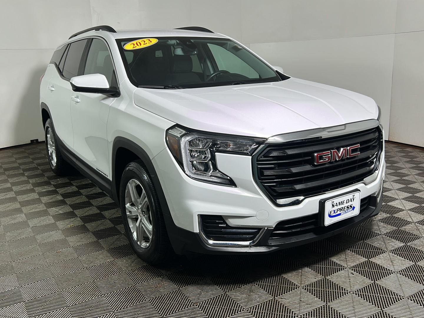 Used 2023 Summit White GMC SLE image 4