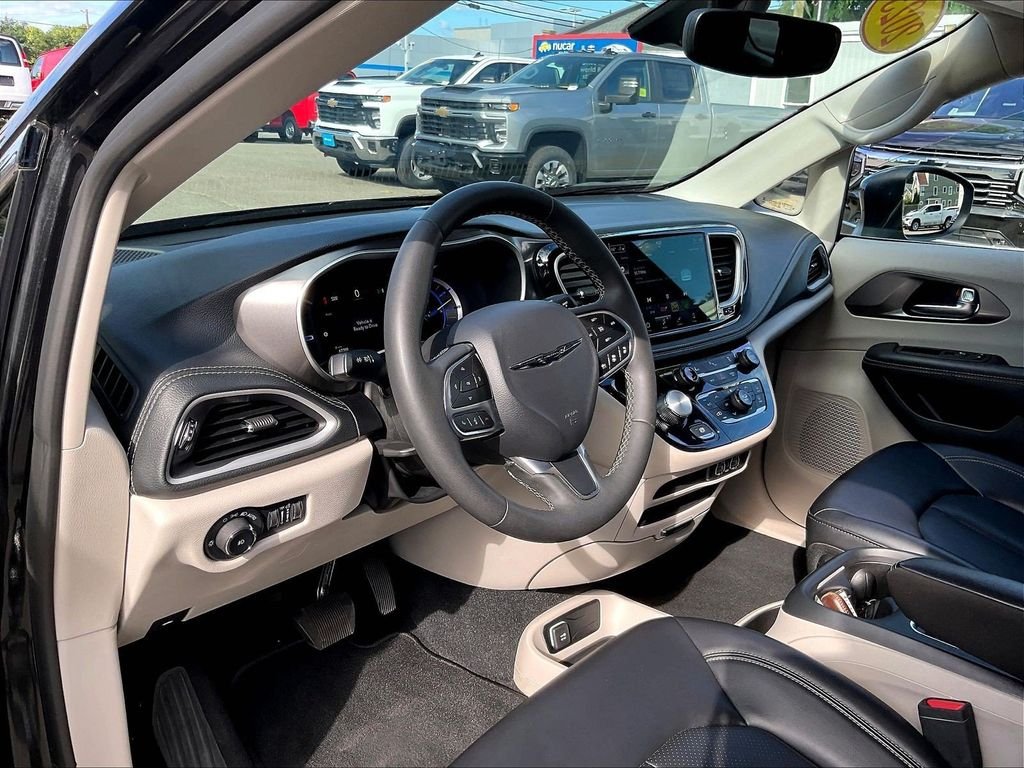 Used 2023 Black Chrysler Touring L image 8