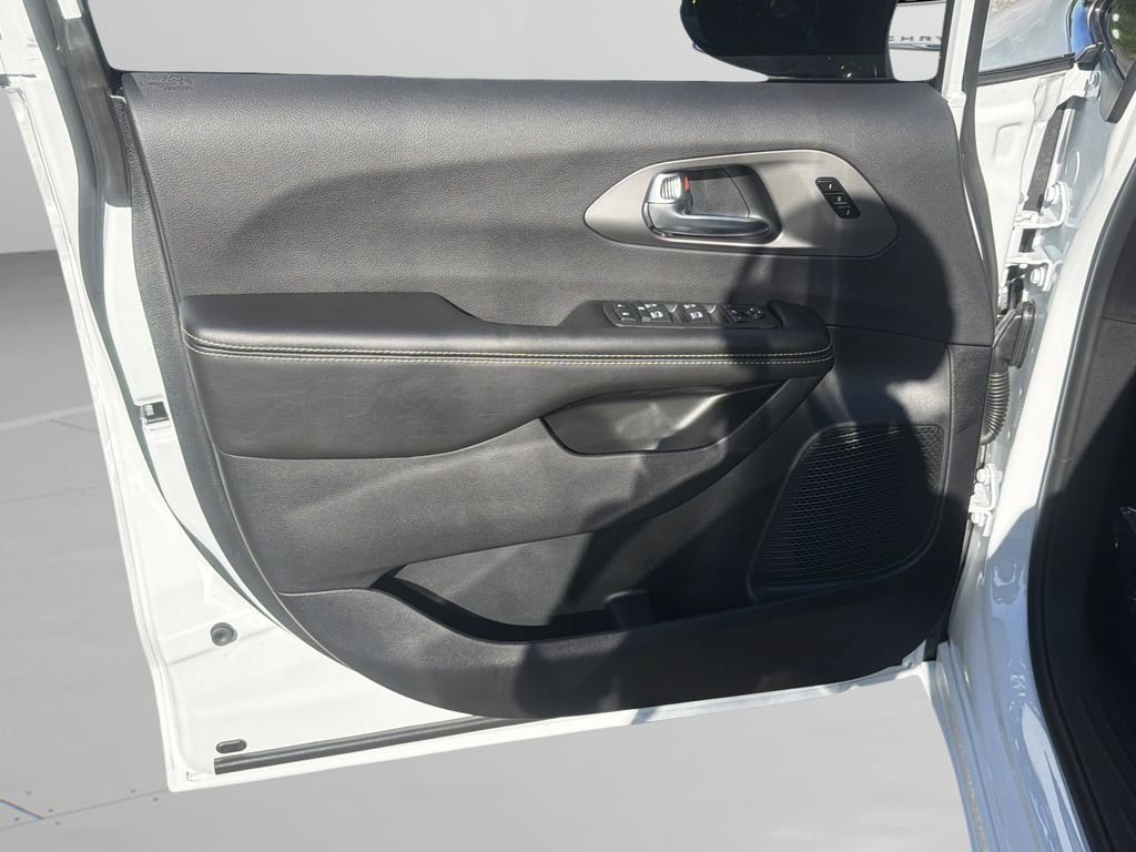 New 2027 White/off-white Chrysler Limited image 20