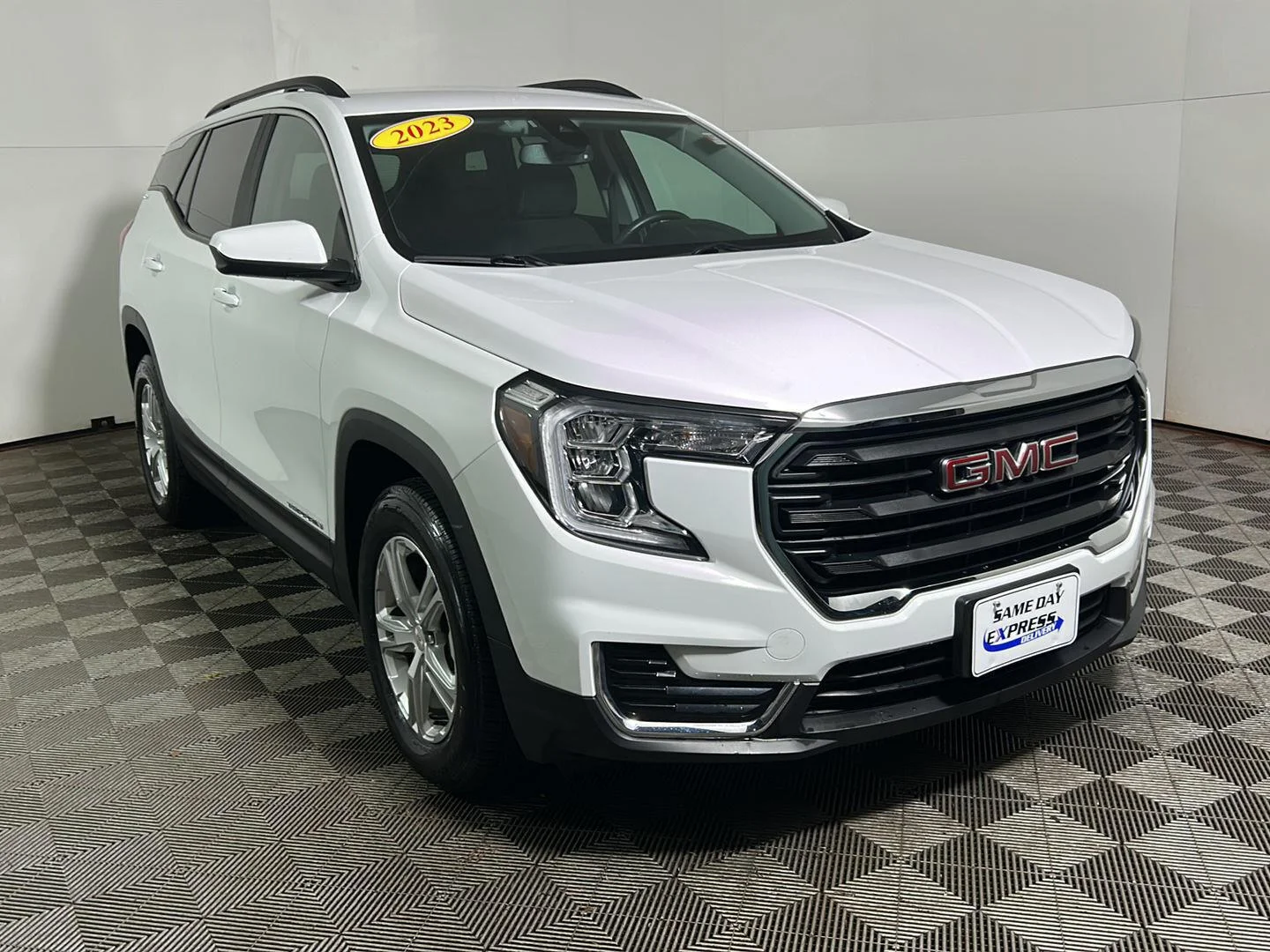 Used 2023 Summit White GMC SLE image 4