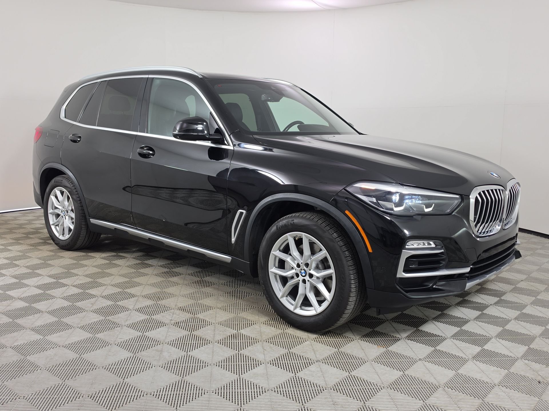 Used 2020 Black BMW sDrive40i image 1
