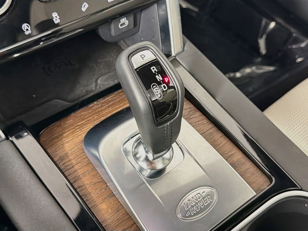 Used 2023 White Land Rover SE image 17